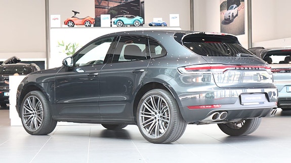 Porsche Macan S 2 of 9
