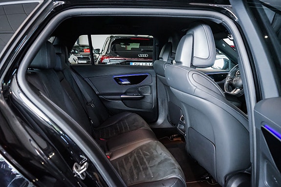 Mercedes-Benz C300 25 of 27