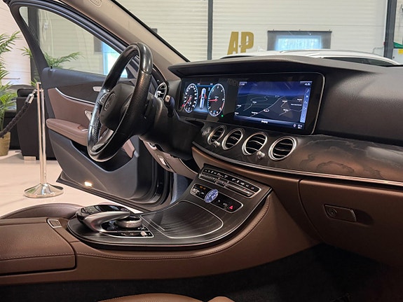Mercedes-Benz E220 13 of 22