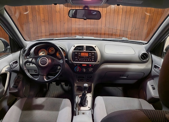 Toyota RAV4 8 of 16