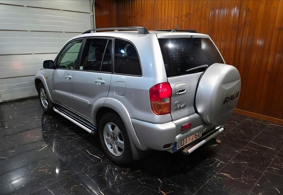 Toyota RAV4 4 of 16