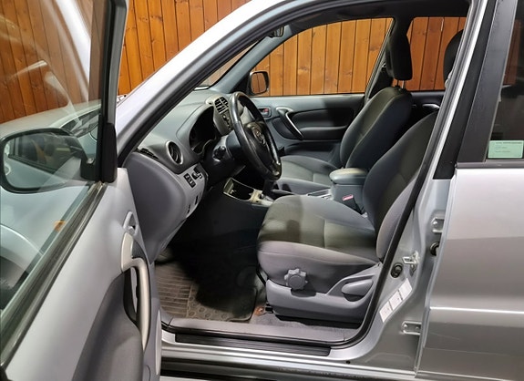 Toyota RAV4 6 of 16