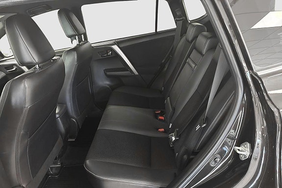 Toyota RAV4 9 of 12