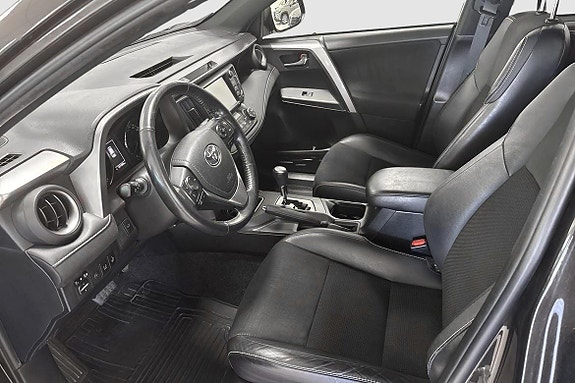 Toyota RAV4 8 of 12