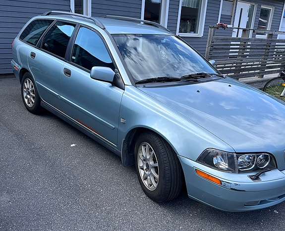 Volvo V40 2 of 4