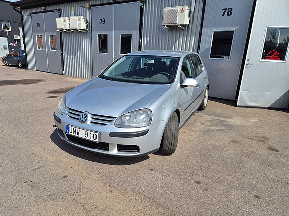 Volkswagen Golf V 2 of 9