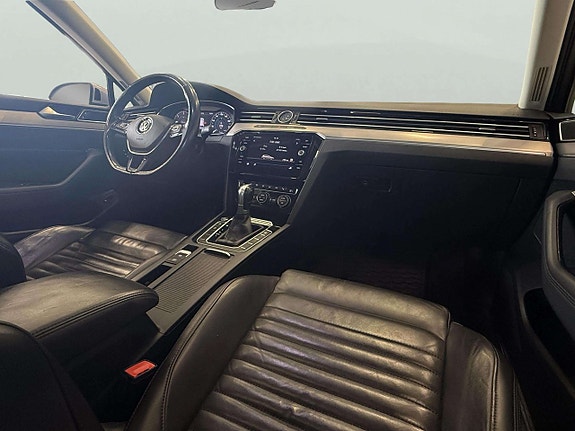 Volkswagen Passat 15 of 24