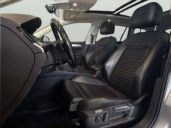 Volkswagen Passat 12 of 24