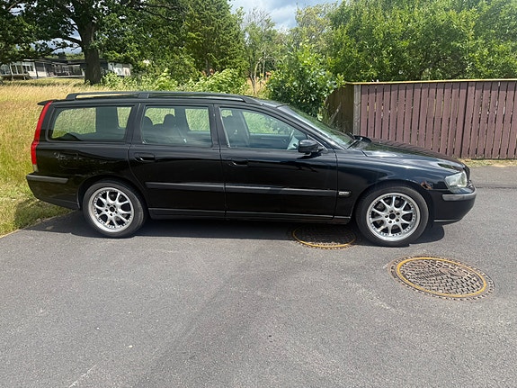 Volvo V70 2 of 5
