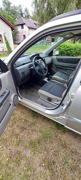 Nissan X-Trail 2 of 6