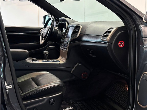 Jeep Grand Cherokee 27 of 30