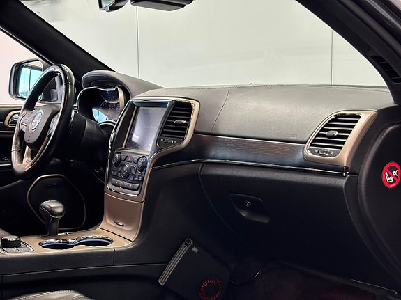 Jeep Grand Cherokee 28 of 30