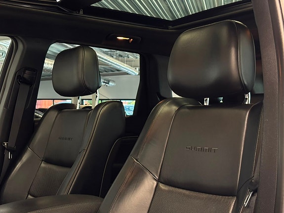 Jeep Grand Cherokee 16 of 30