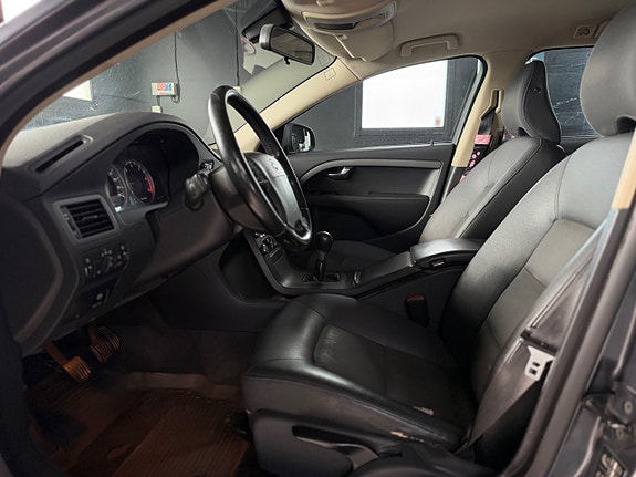 Volvo V70 7 of 12