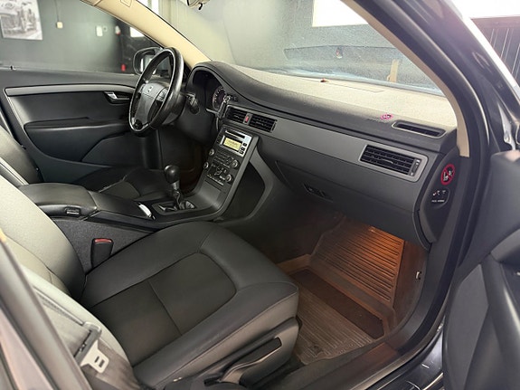 Volvo V70 8 of 12