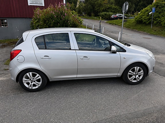 Opel Corsa 2 of 4