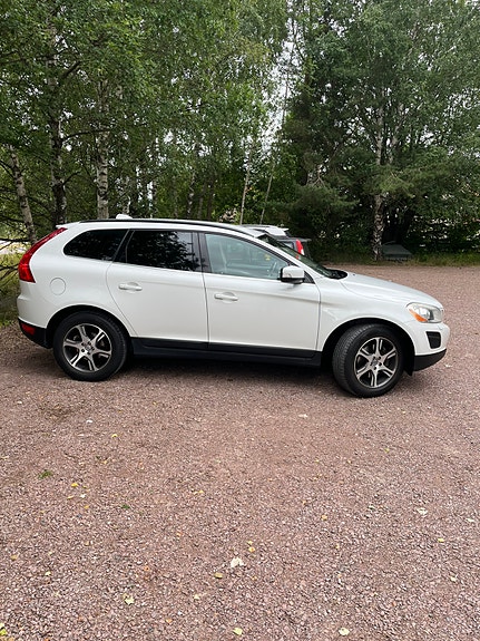 Volvo XC60 2 of 10