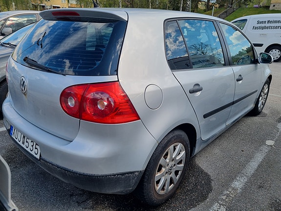 Volkswagen Golf V 2 of 9