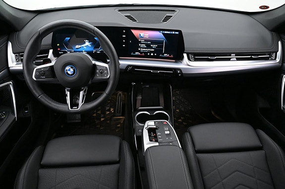 BMW iX1 6 of 27