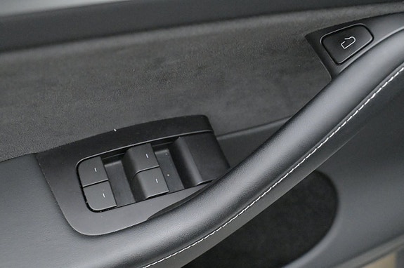 Tesla Model Y 10 of 27