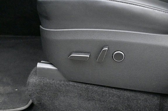 Tesla Model Y 11 of 27