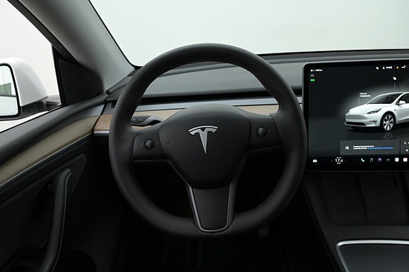 Tesla Model Y 7 of 27