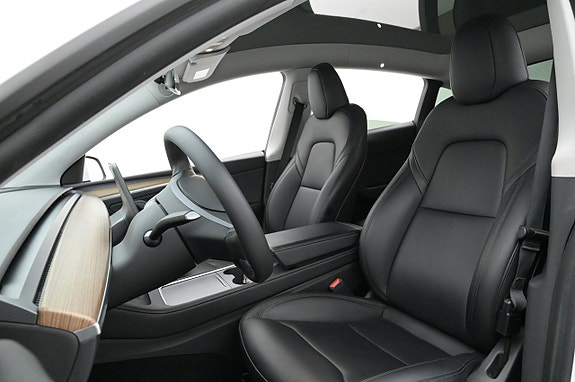 Tesla Model Y 9 of 27