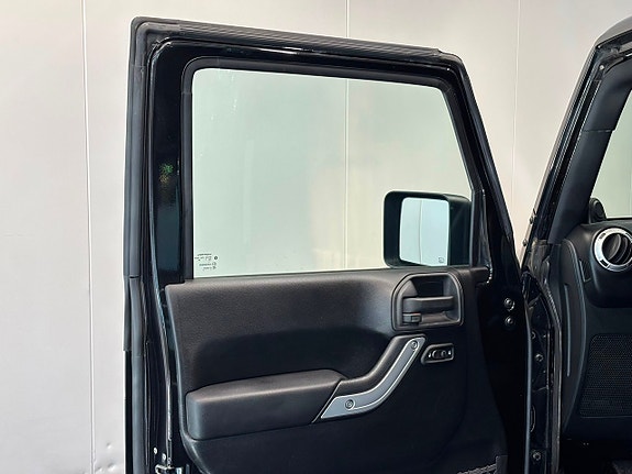 Jeep Wrangler Unlimited 13 of 24