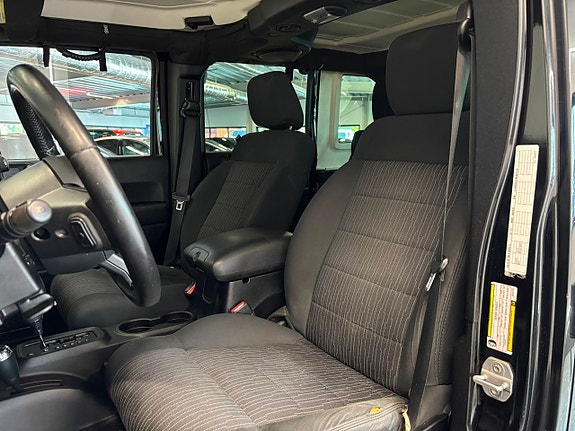 Jeep Wrangler Unlimited 14 of 24