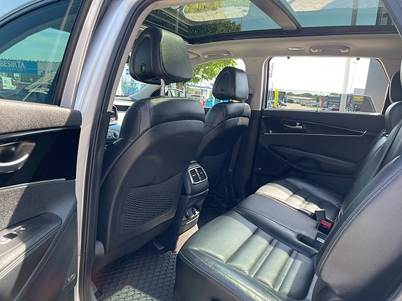 Kia Sorento 16 of 29