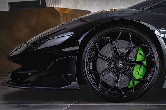Lamborghini Aventador 5 of 19
