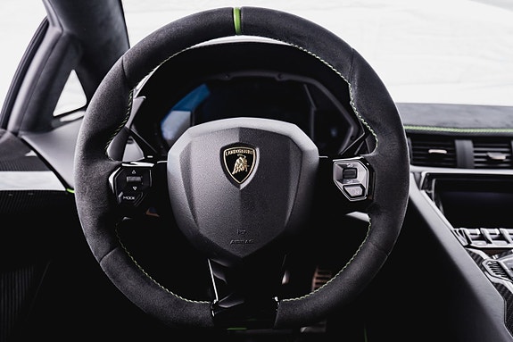 Lamborghini Aventador 12 of 19