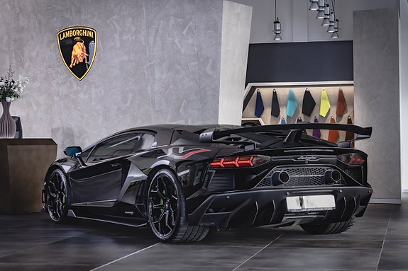 Lamborghini Aventador 6 of 19