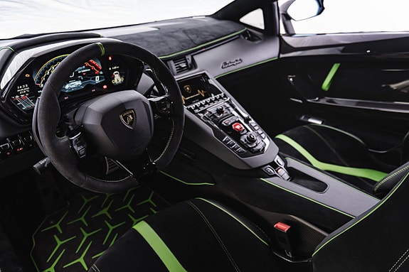 Lamborghini Aventador 8 of 19
