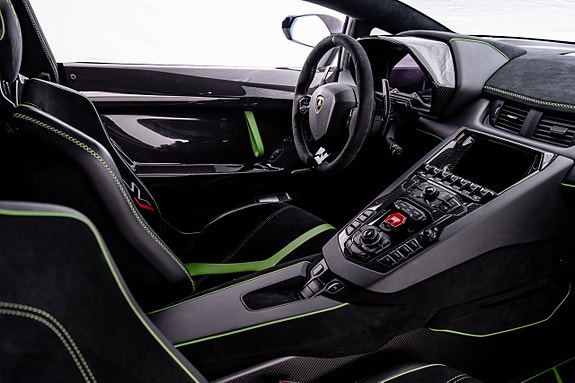 Lamborghini Aventador 10 of 19
