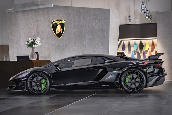 Lamborghini Aventador 4 of 19