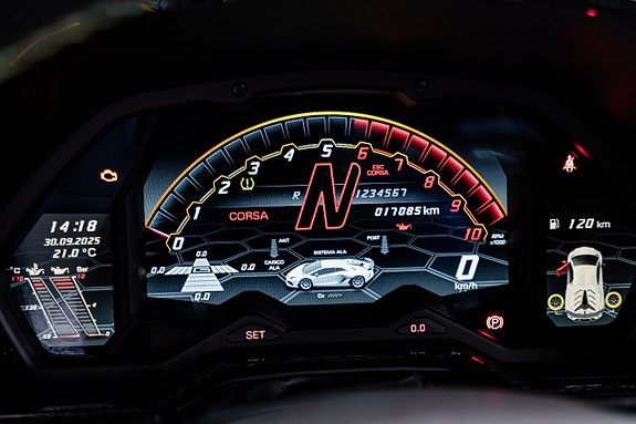 Lamborghini Aventador 16 of 19