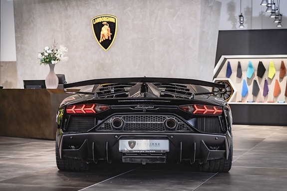 Lamborghini Aventador 7 of 19