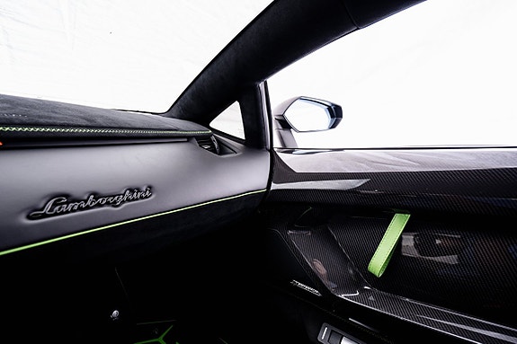 Lamborghini Aventador 14 of 19