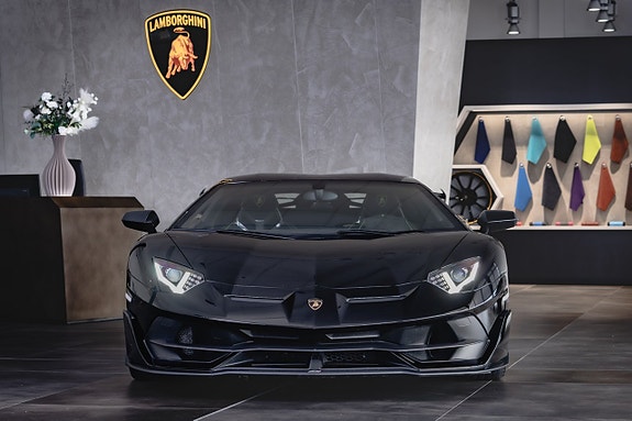 Lamborghini Aventador 2 of 19