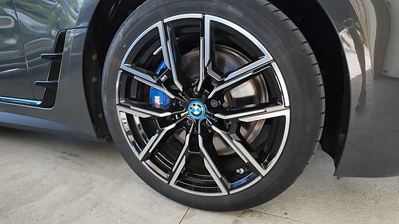 BMW i4 16 of 30