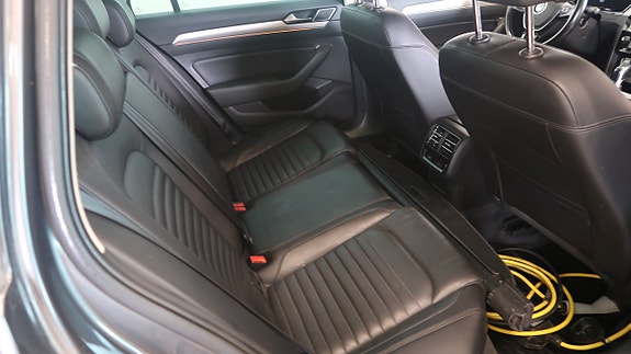 Volkswagen Passat 17 of 19