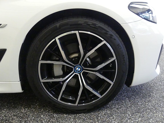 BMW 530e 3 of 15