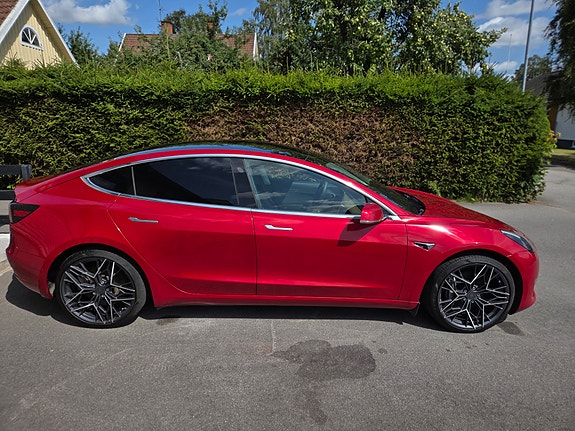 Tesla Model 3 4 of 16