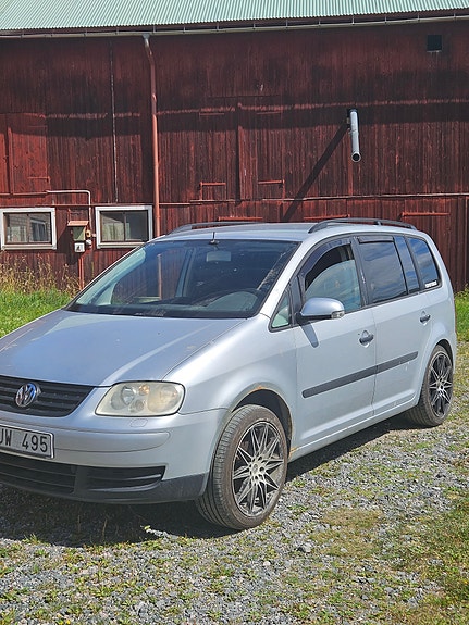 Volkswagen Touran 2 of 4