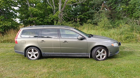Volvo V70 2 of 8