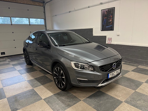 Volvo S60 Cross Country 3 of 21
