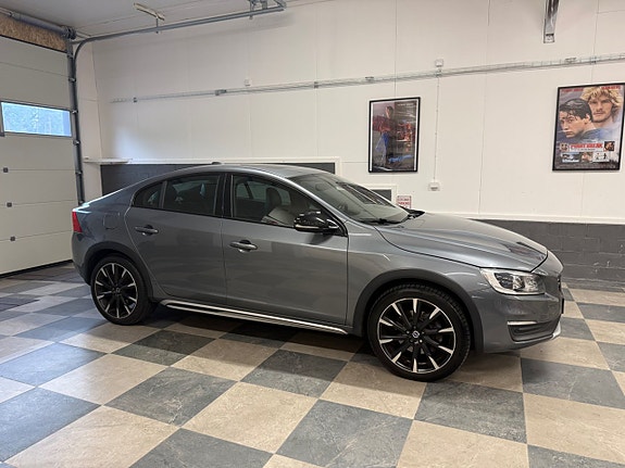 Volvo S60 Cross Country 2 of 21