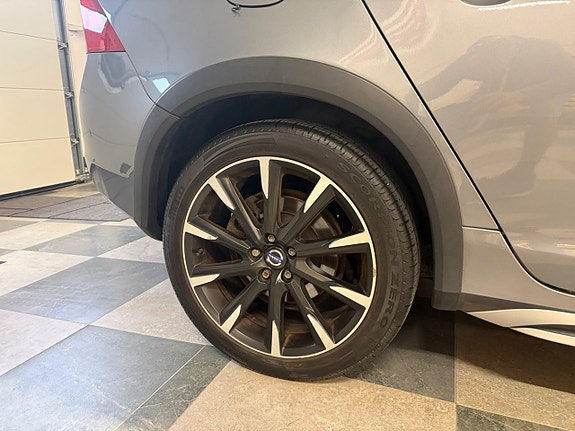 Volvo S60 Cross Country 13 of 21
