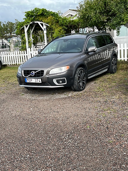 Volvo XC70 2 of 27